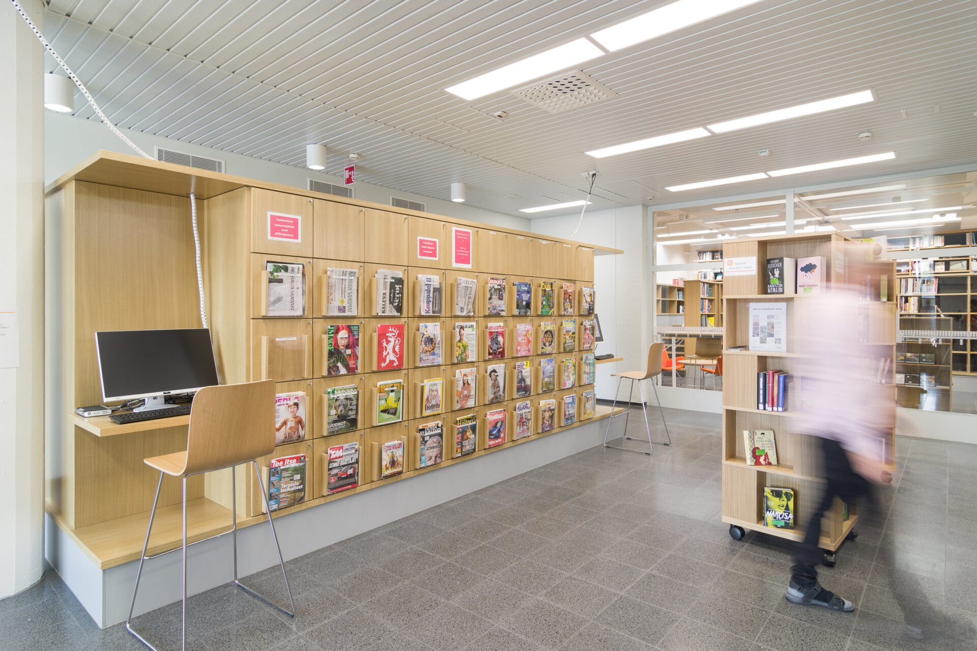 kirjaston lehtihylly Pohjankartanon koulu UKI Arkkitehdit