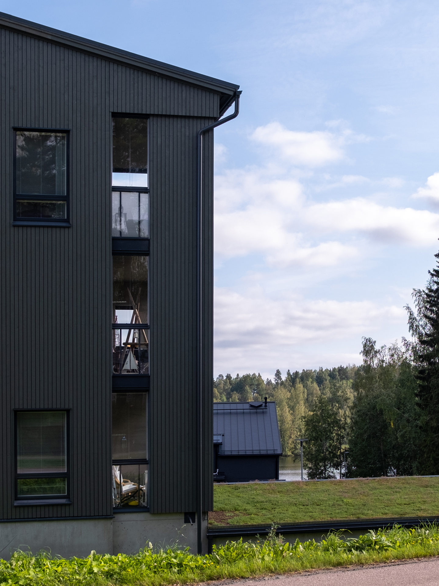 Osmankäämin ja Järvikaislman sisäänvedetyt parvekkeet ulkoapäin