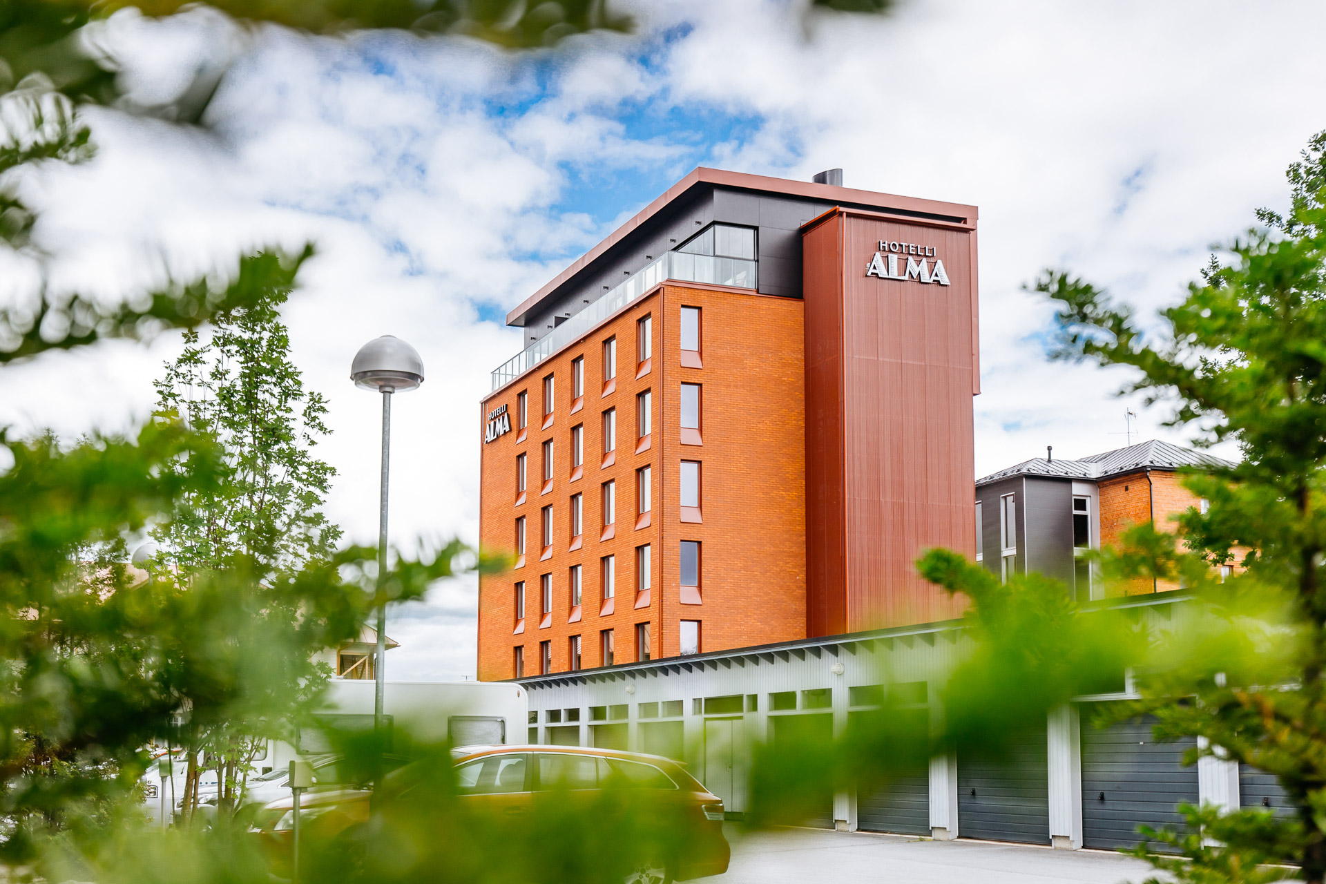Hotelli Alma UKI Arkkitehdit yleiskuva hotellin julkisivusta