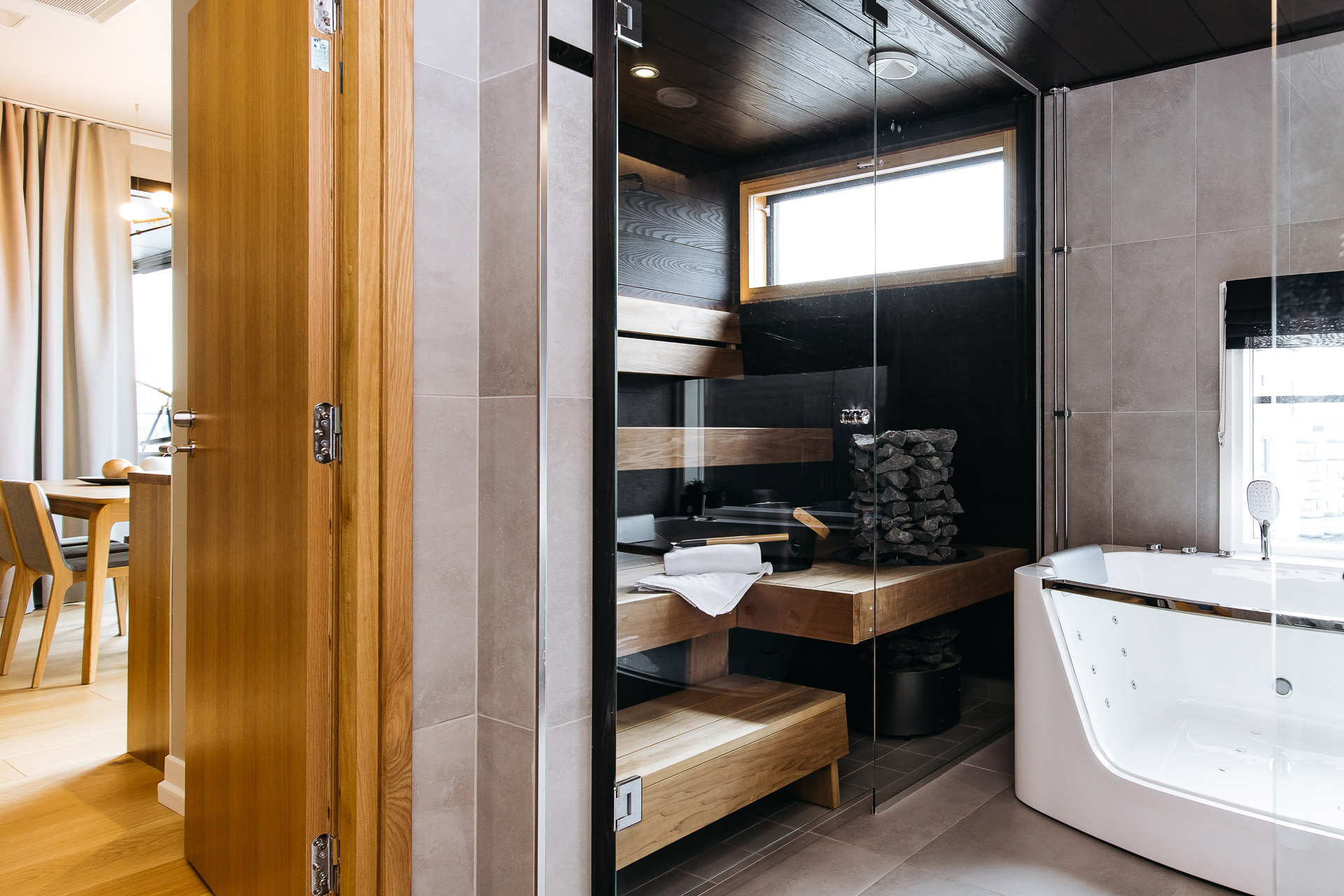 Hotelli Alma UKI Arkkitehdit kuva huonetilan kylpyhuoneesta ja saunasta