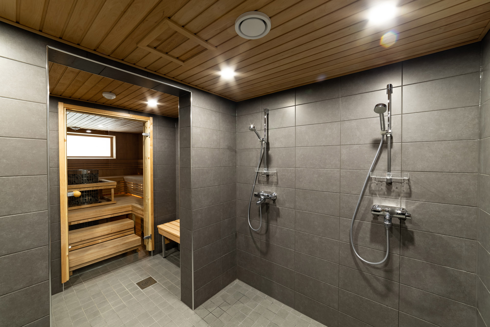 DAS Kirstinkoto kuva saunatilojen suihkuhuoneesta