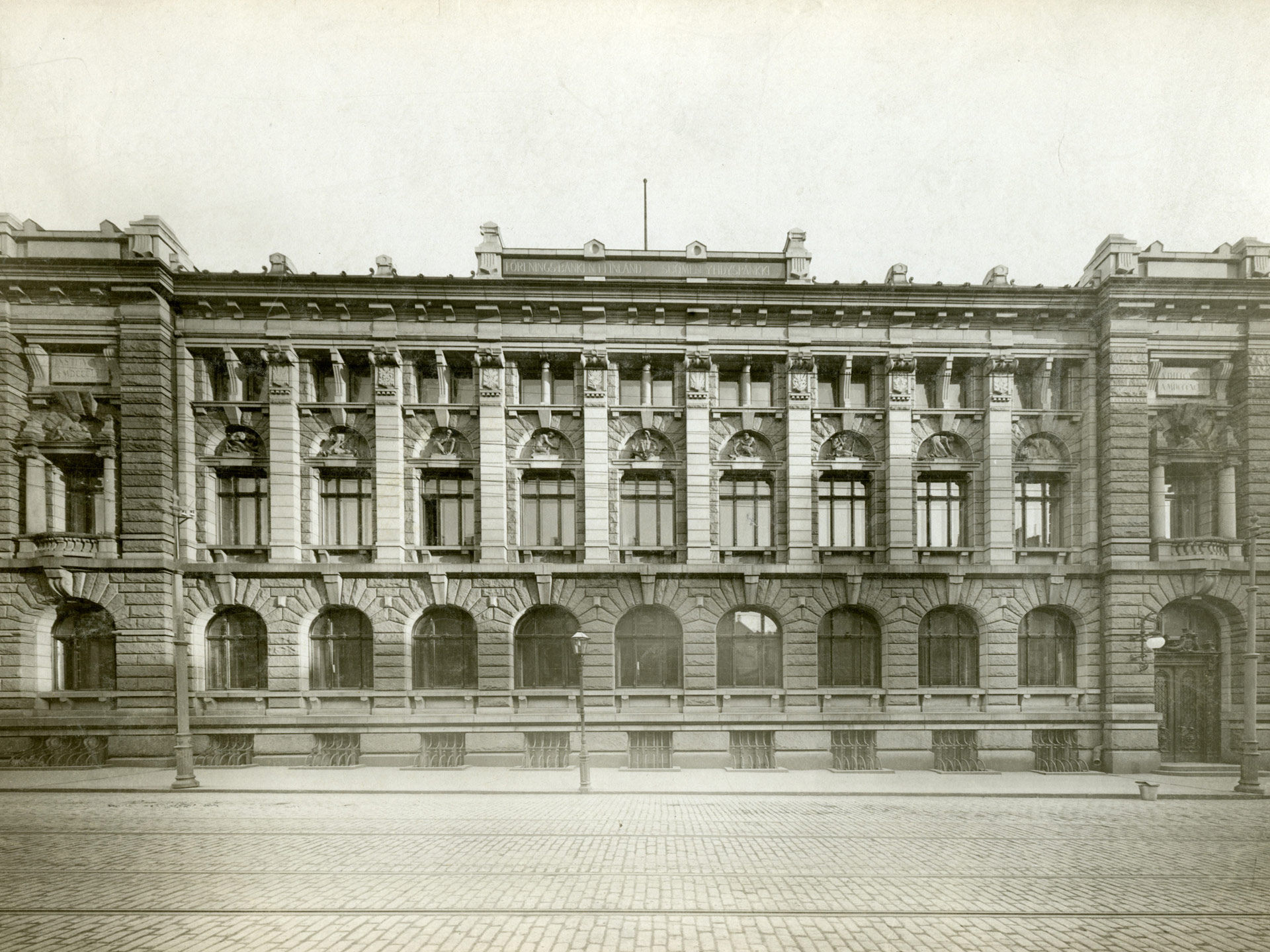 Valokuva yhdyspankin talosta 1900-luvun alkupuolelta